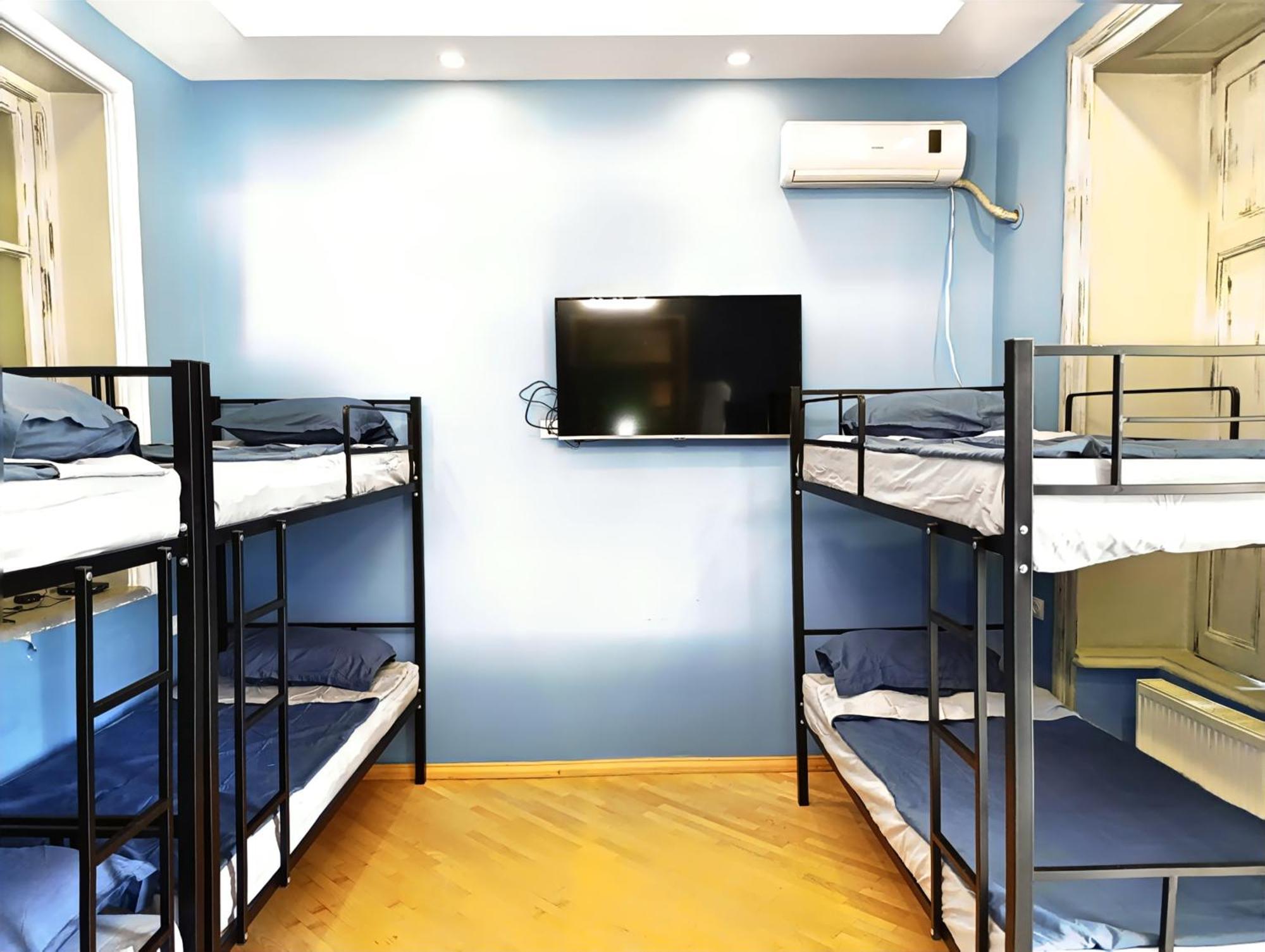 J Square Hostel Tbilisi Buitenkant foto