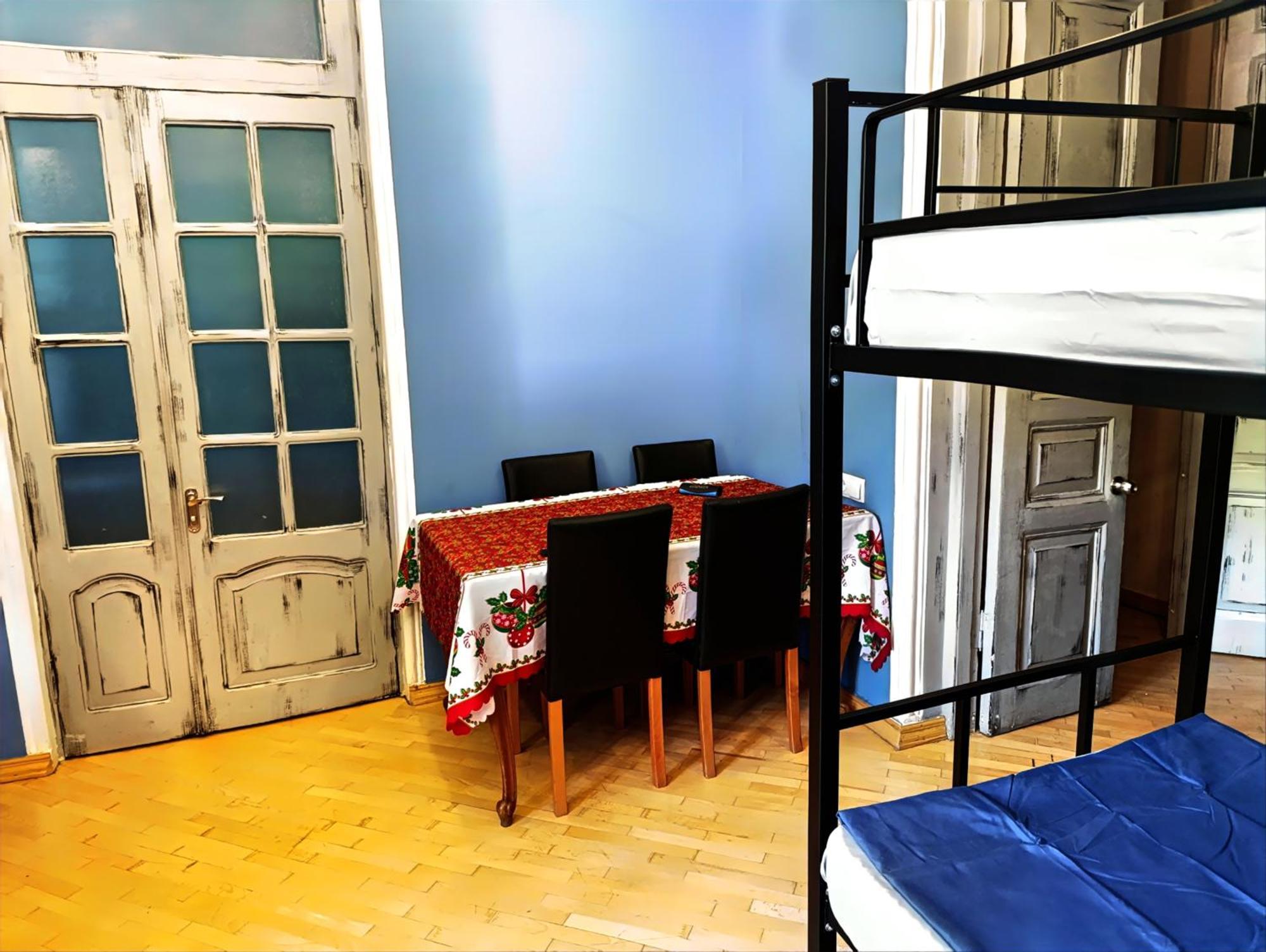 J Square Hostel Tbilisi Buitenkant foto