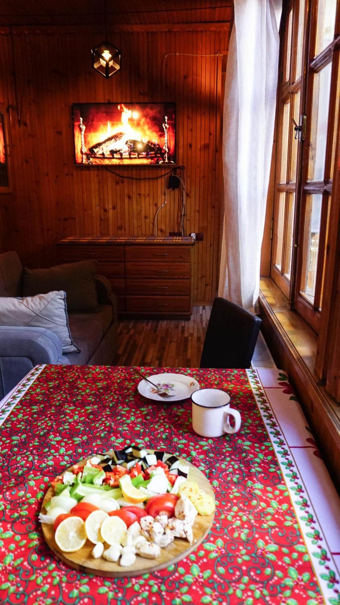 J Square Hostel Tbilisi Buitenkant foto