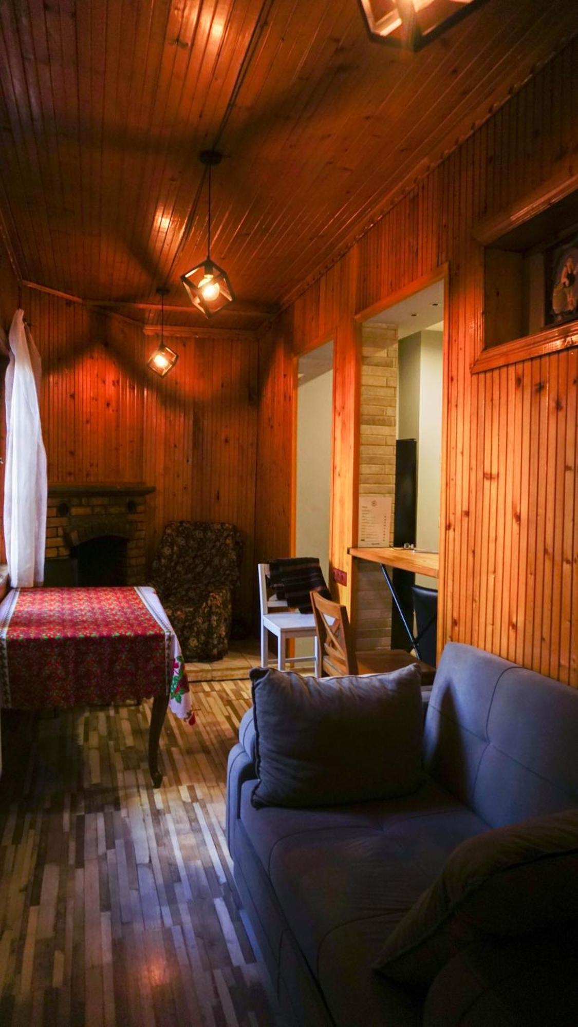 J Square Hostel Tbilisi Buitenkant foto