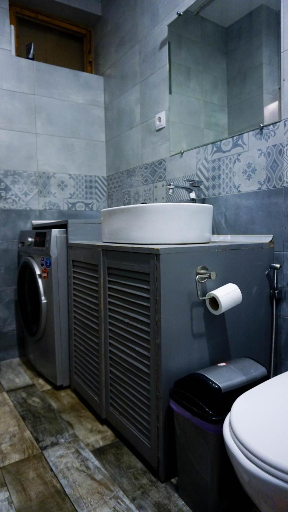 J Square Hostel Tbilisi Buitenkant foto